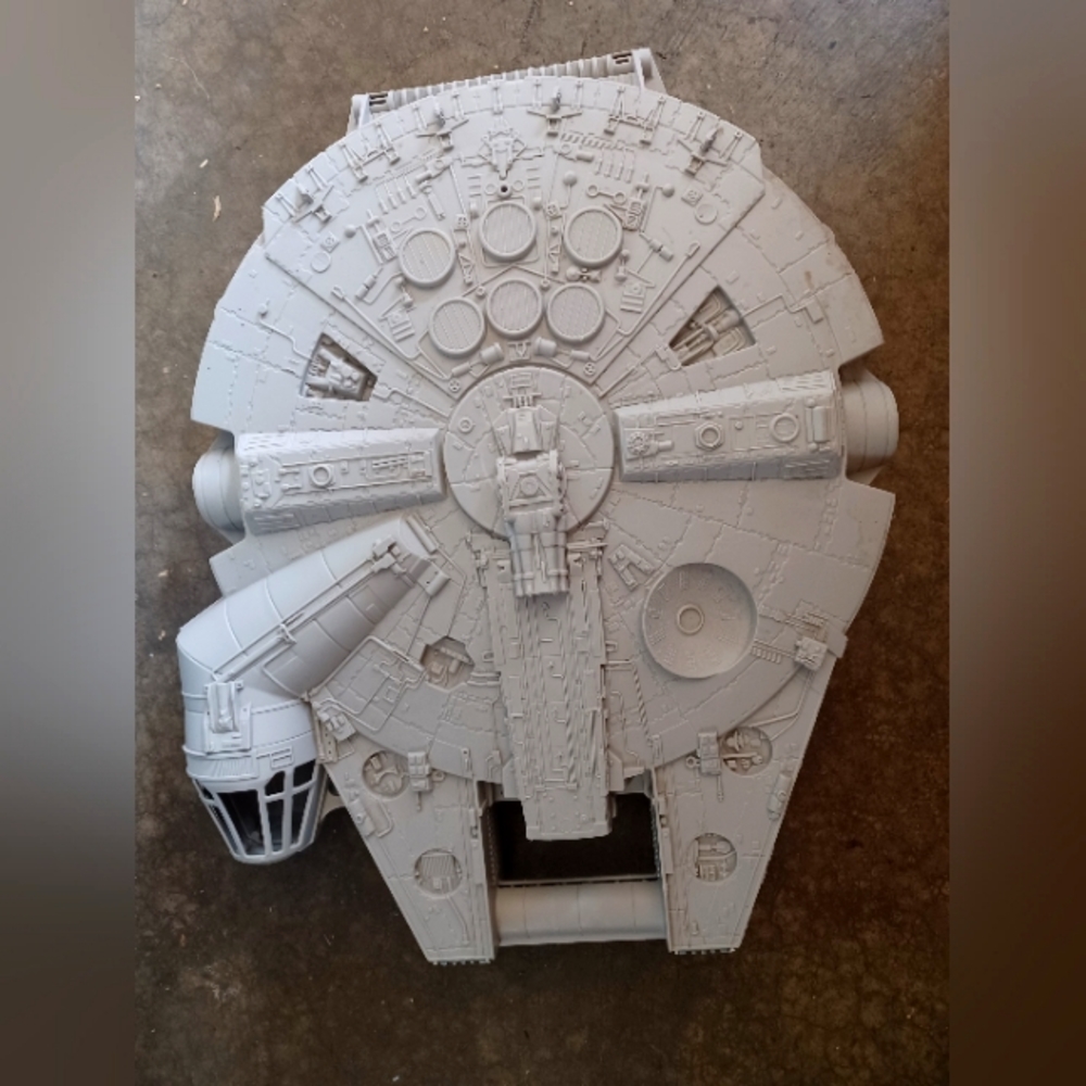 Star Wars Millennium Falcon action figure holder/Case